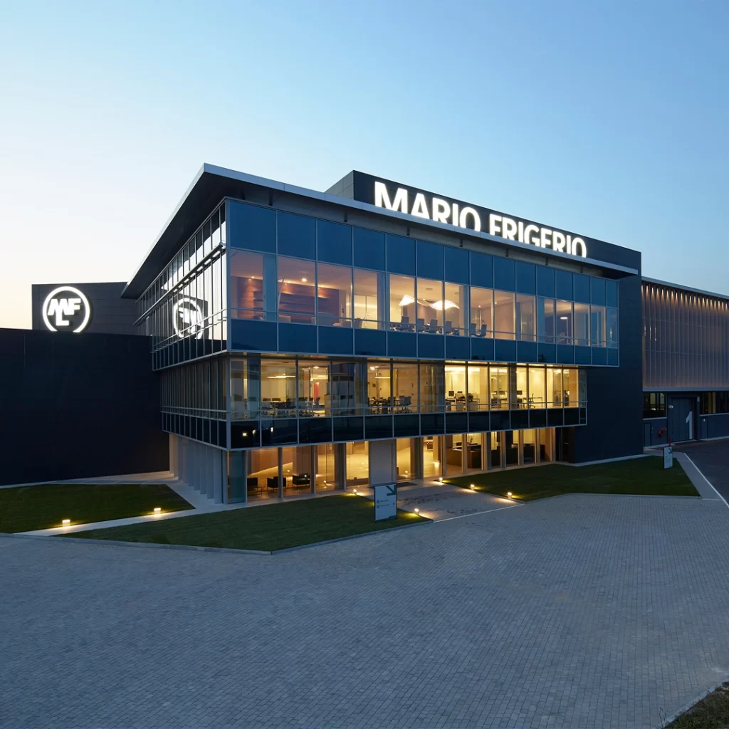 Facciata esterna e insegna luminosa Mario Frigerio S.p.A.